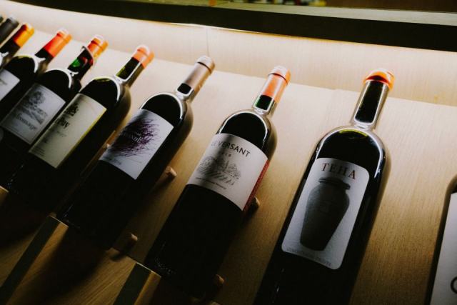 Faire vieillir un vin artificiellement : procédés, limites et idées reçues Faire vieillir un vin artificiellement : procédés, limites et idées reçues